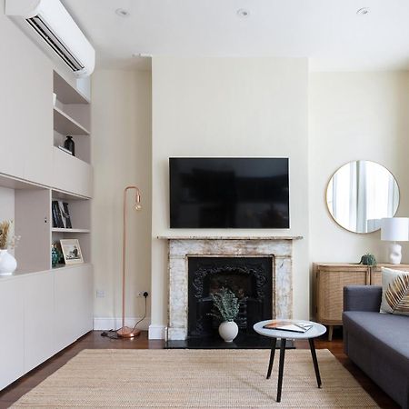 Superb One Bedroom Apartment In Soho Лондон Екстериор снимка