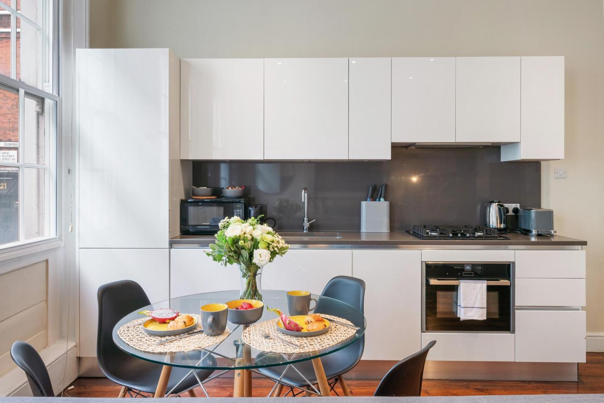 Superb One Bedroom Apartment In Soho Лондон Екстериор снимка