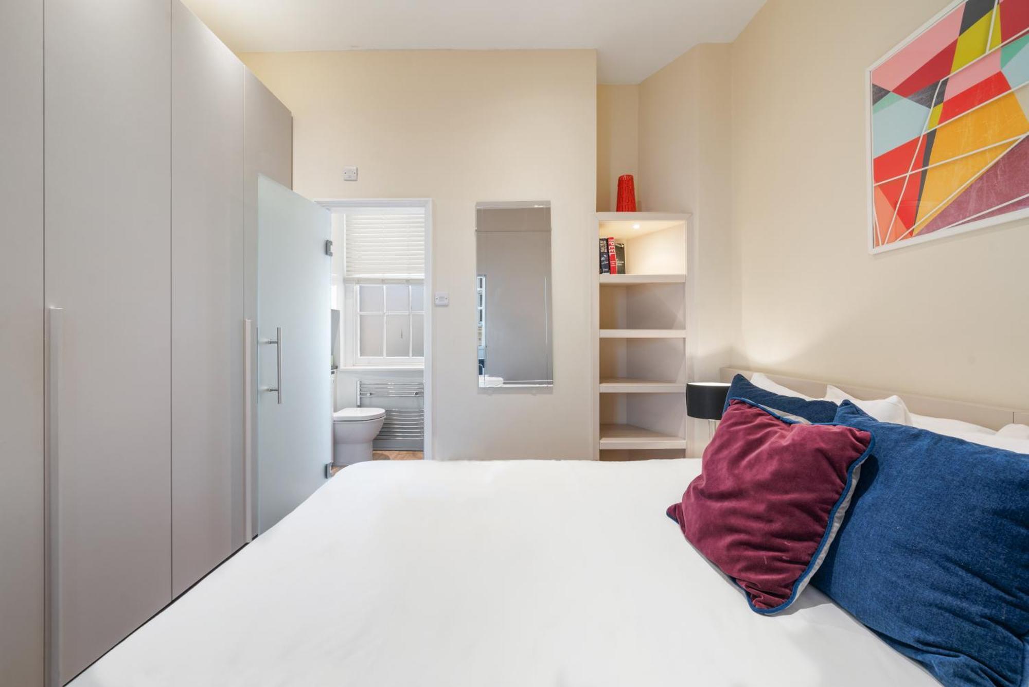 Superb One Bedroom Apartment In Soho Лондон Екстериор снимка