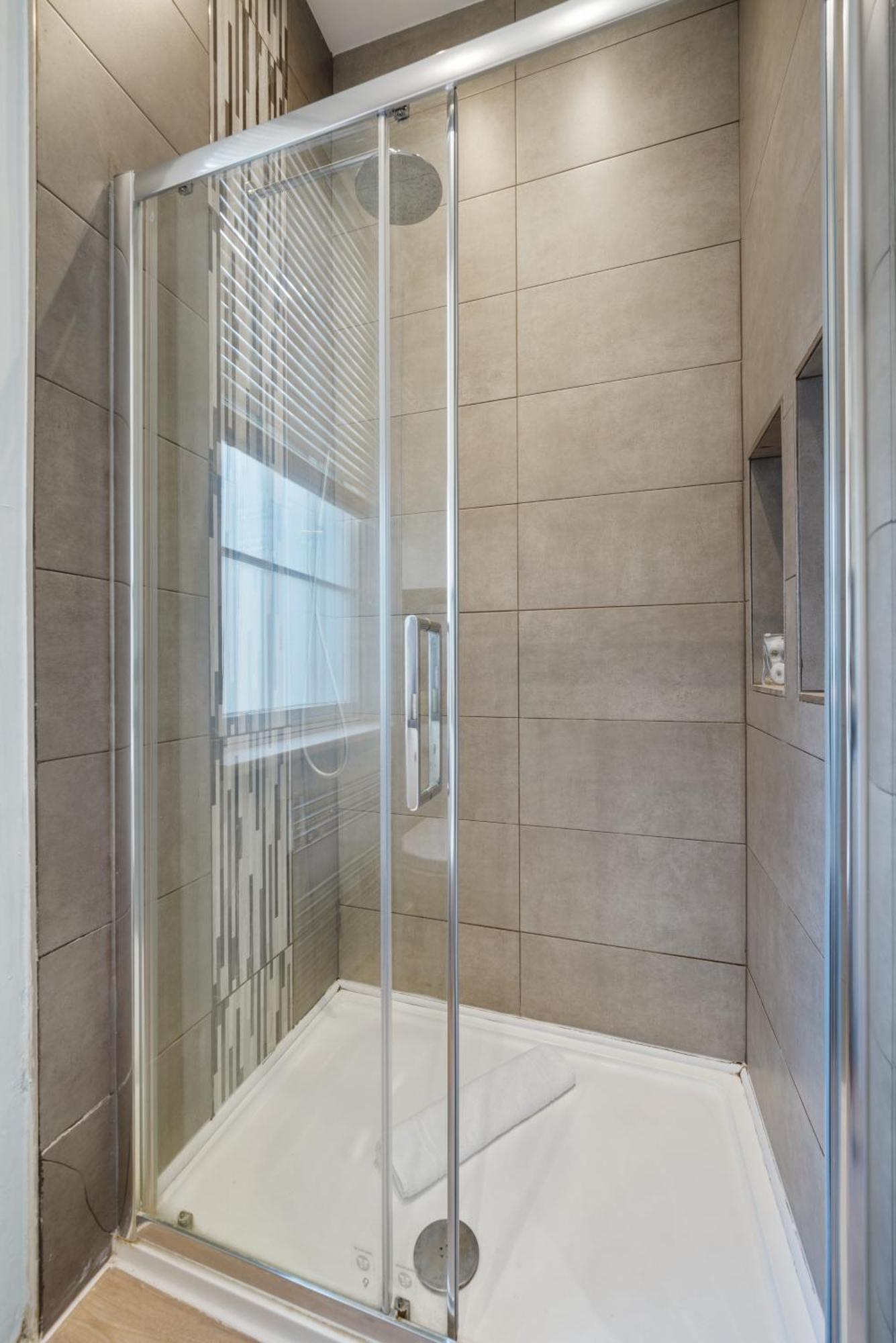 Superb One Bedroom Apartment In Soho Лондон Екстериор снимка