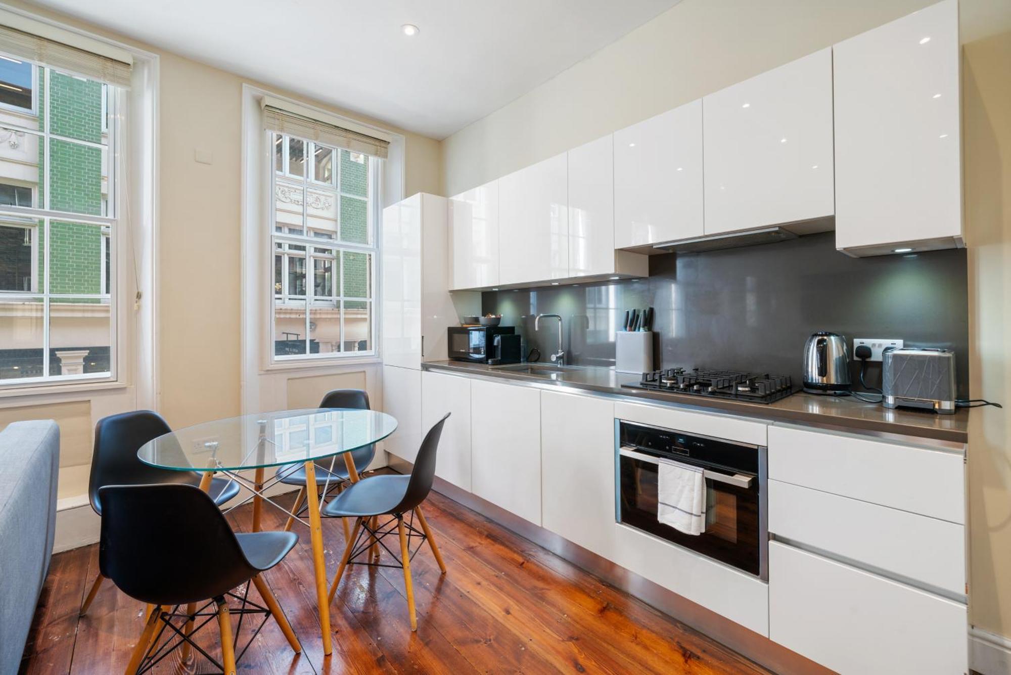 Superb One Bedroom Apartment In Soho Лондон Екстериор снимка