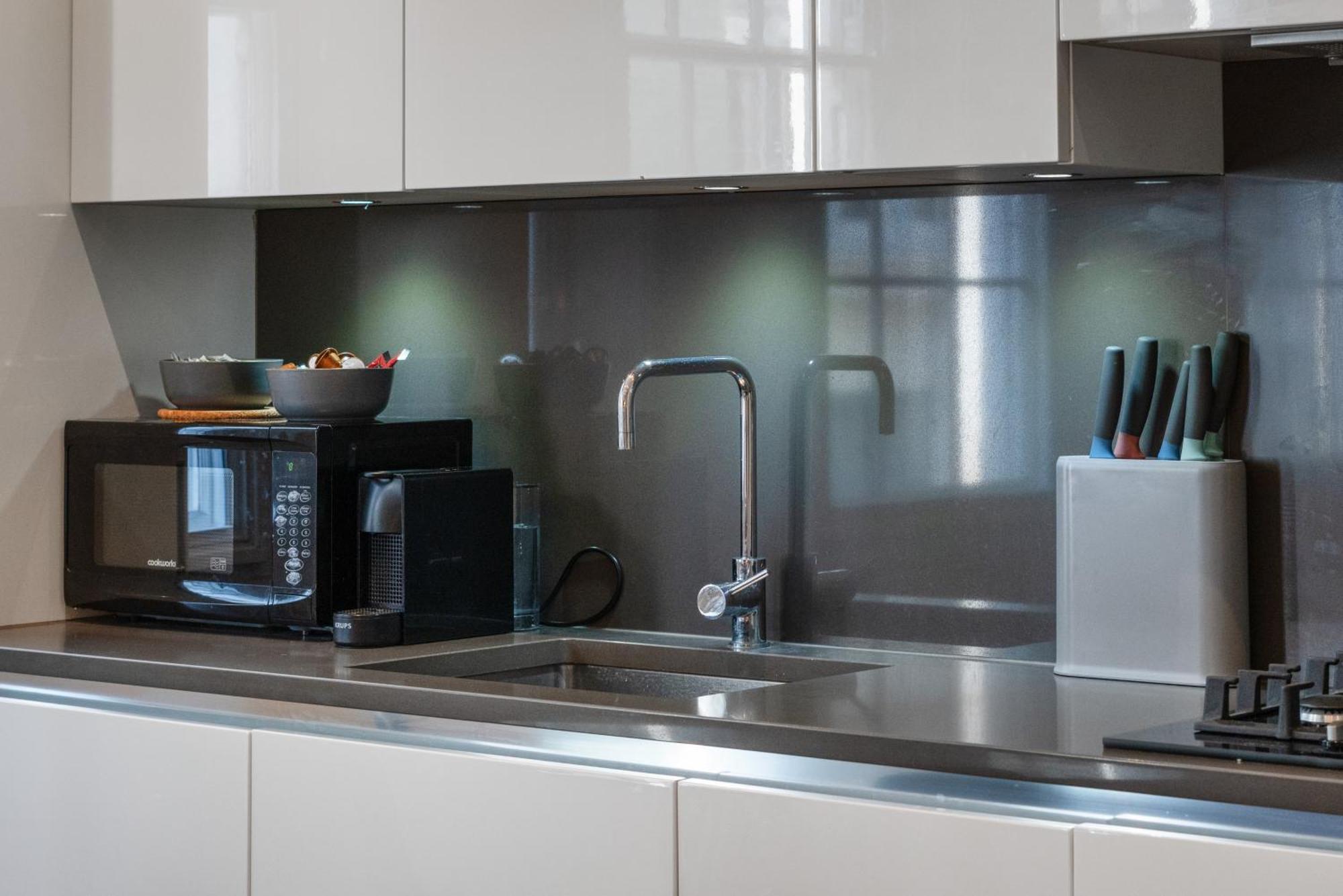 Superb One Bedroom Apartment In Soho Лондон Екстериор снимка