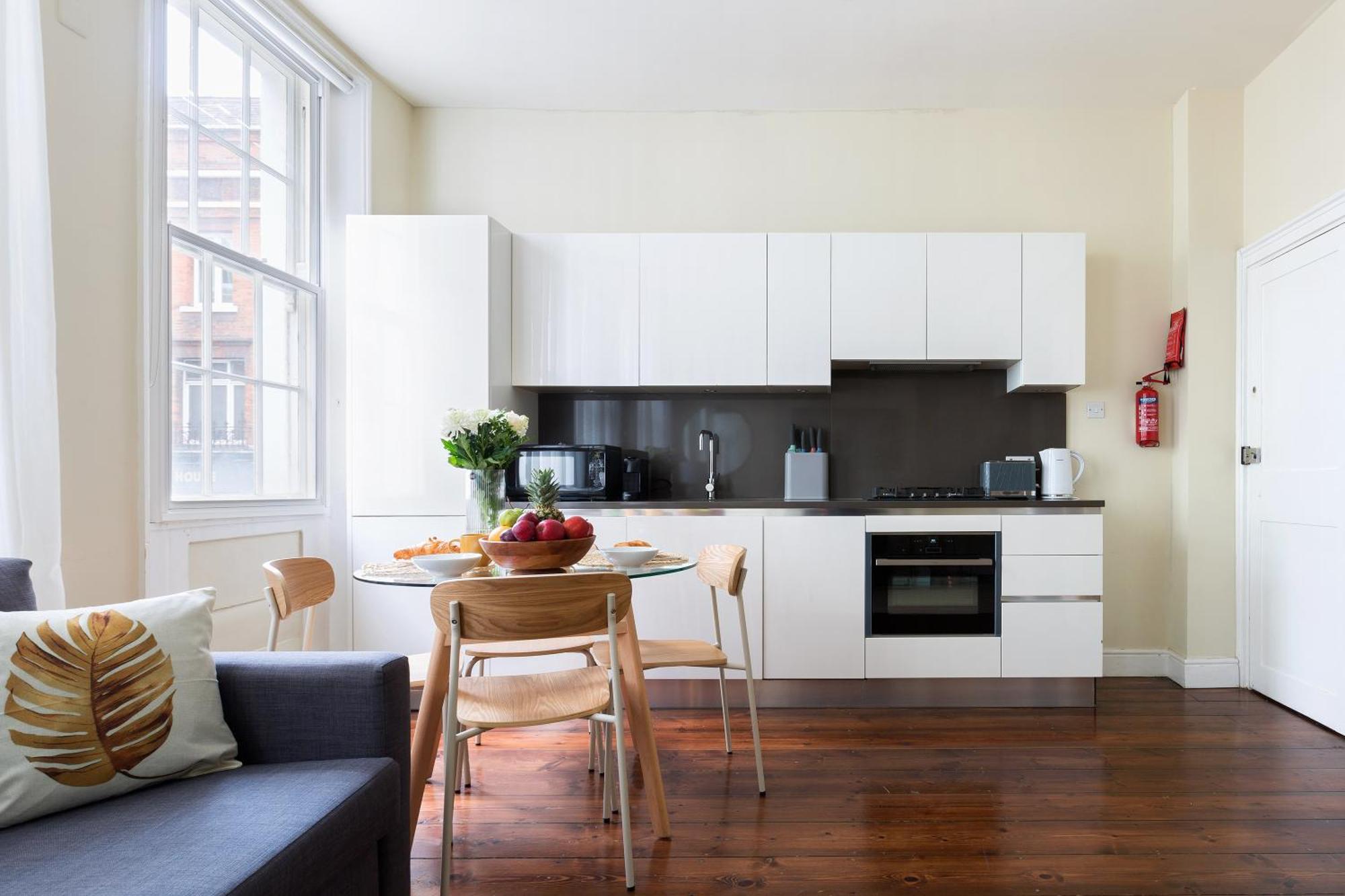 Superb One Bedroom Apartment In Soho Лондон Екстериор снимка