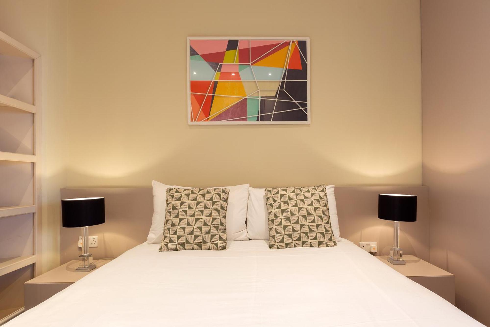 Superb One Bedroom Apartment In Soho Лондон Екстериор снимка