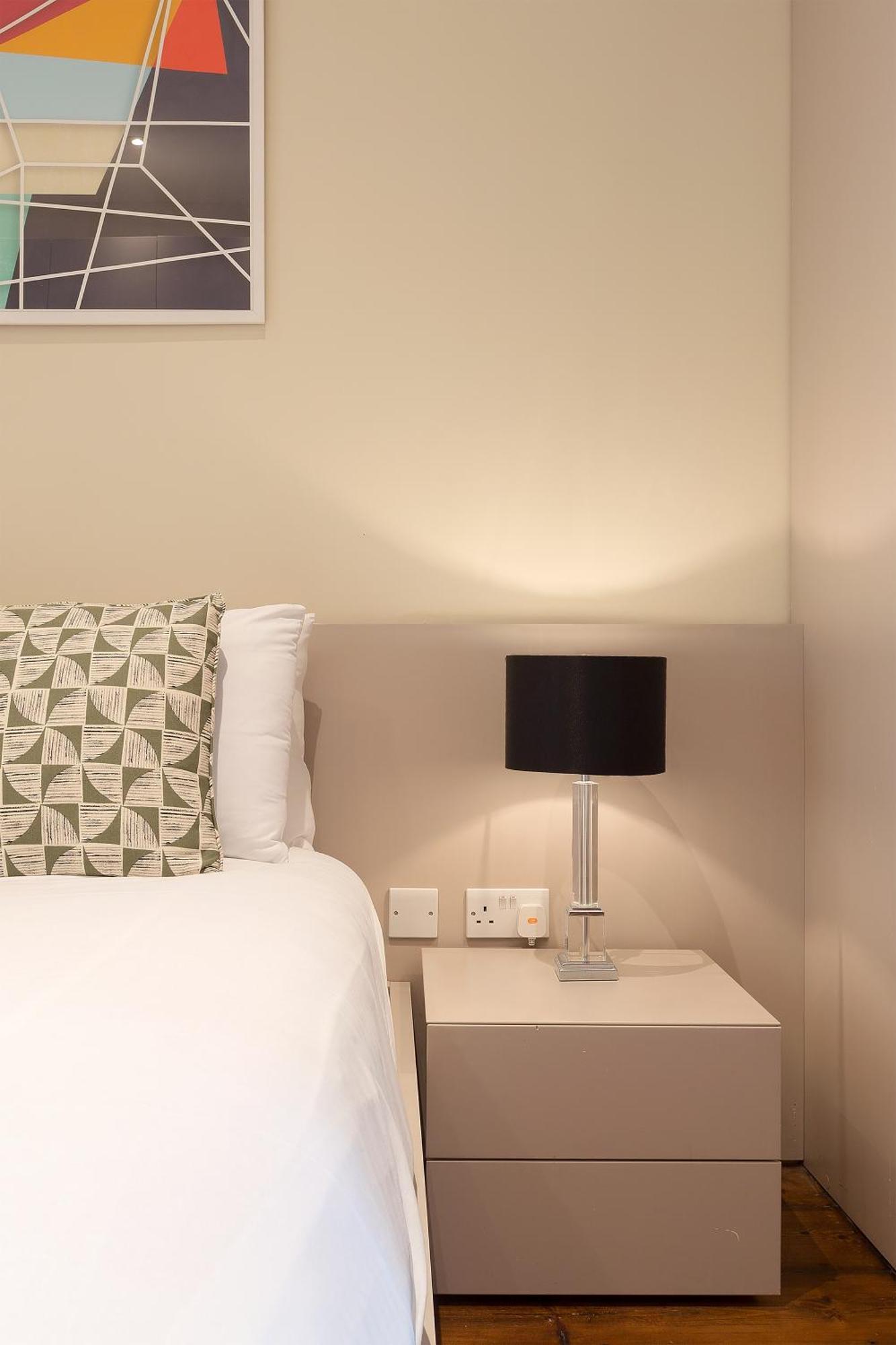 Superb One Bedroom Apartment In Soho Лондон Екстериор снимка
